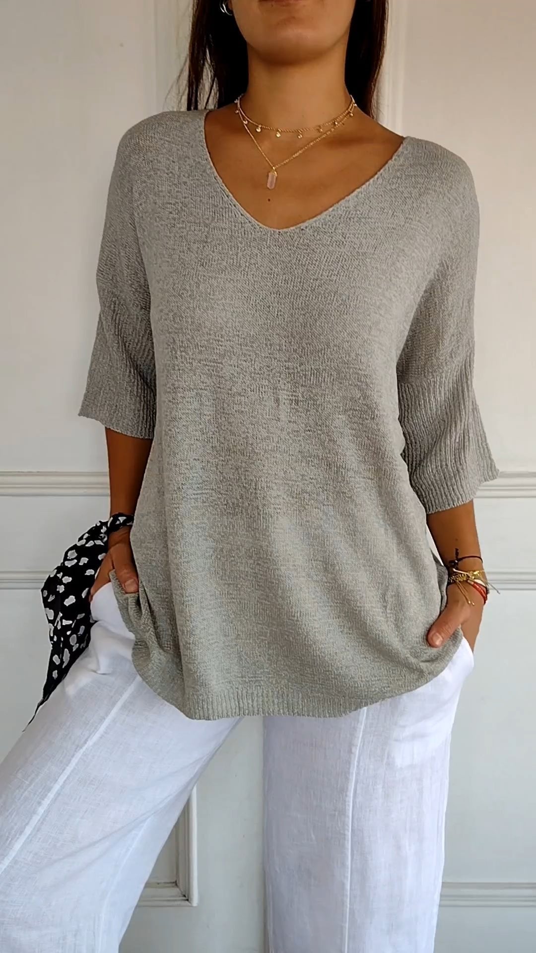 Chroma Chic™ Haut tricoté avec encolure en V, couleur unie
