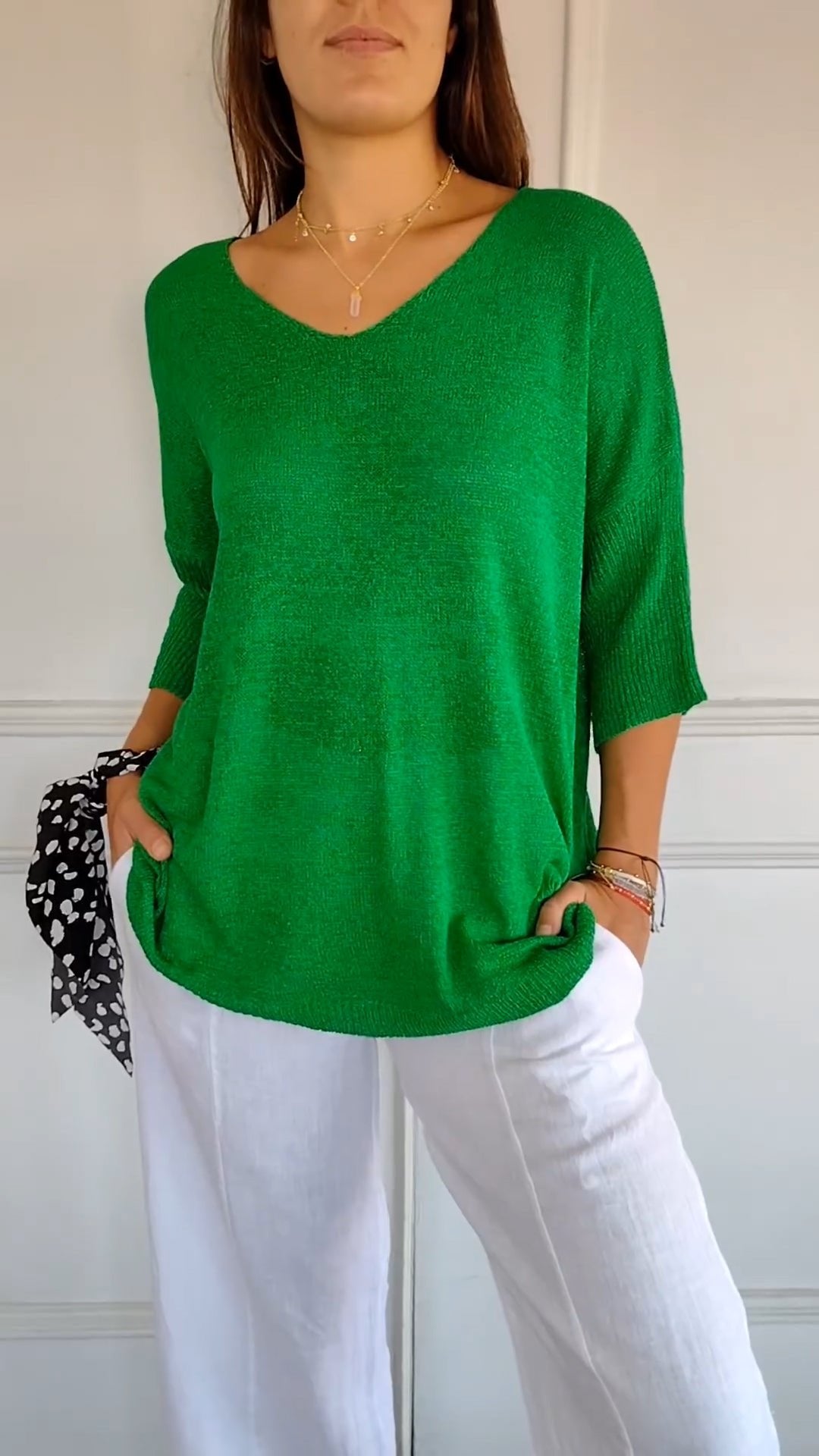 Chroma Chic™ Haut tricoté avec encolure en V, couleur unie